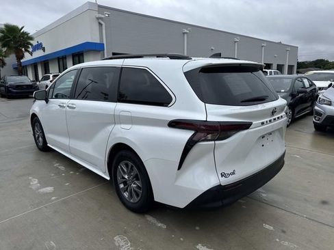 Used 2024 Toyota Sienna XLE FWD image 5