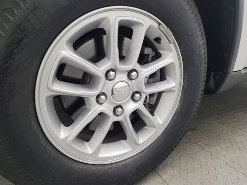 Used 2018 Jeep Grand Cherokee Laredo image 31