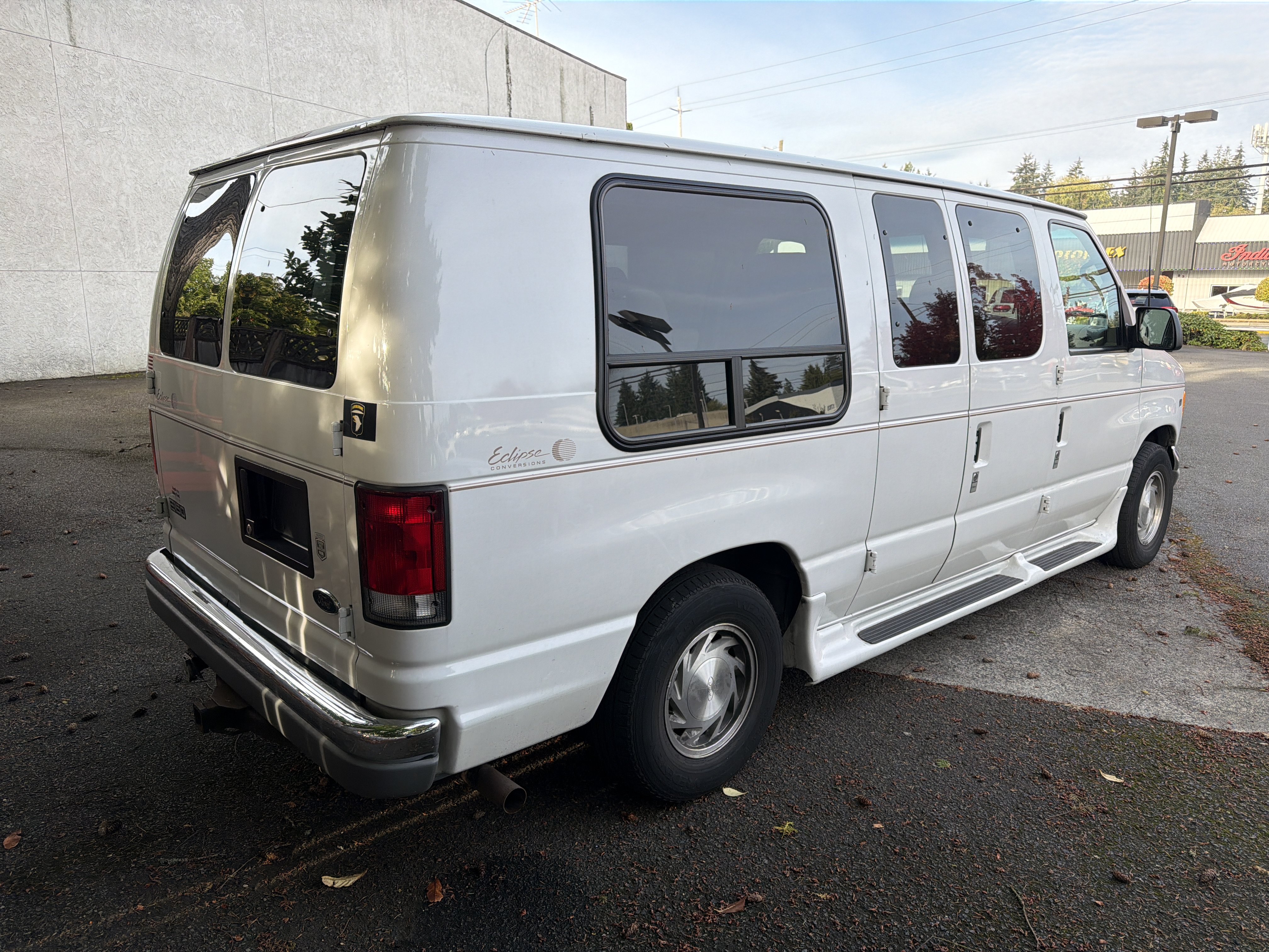 Used 2001 Ford E-150 and Econoline 150 RWD image 3