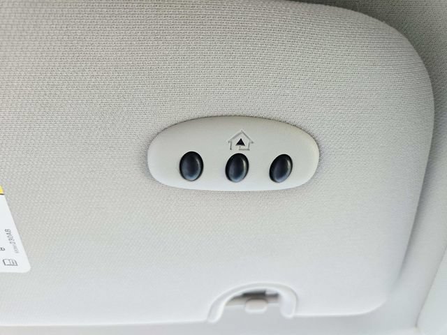Used 2015 Chrysler Town & Country Touring FWD image 31