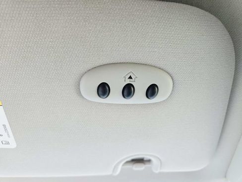 Used 2015 Chrysler Town & Country Touring FWD image 31