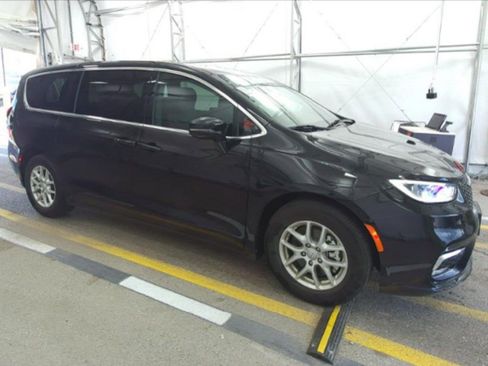 Used 2025 Chrysler Pacifica Select FWD image 2