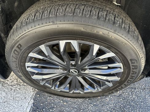 Used 2025 Nissan Rogue Platinum w/ Tech Package image 6