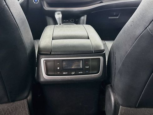 Used 2019 Toyota Highlander XLE AWD/4WD image 28