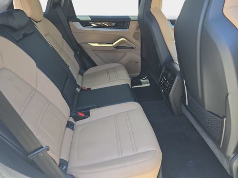 Used 2024 Porsche Cayenne AWD/4WD image 13