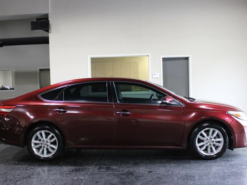 Used 2013 Toyota Avalon XLE FWD image 2