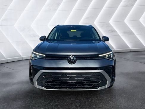 Certified 2025 Volkswagen Taos SE w/ Panoramic Sunroof Package image 2