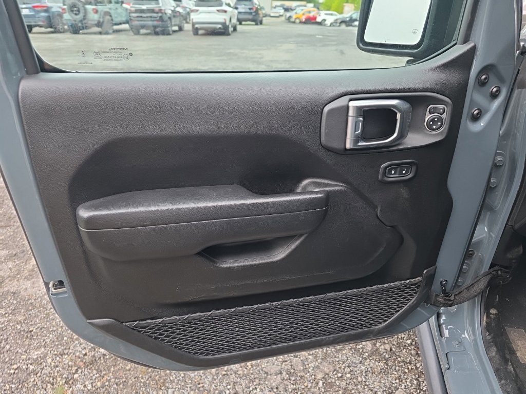 Used 2025 Jeep Wrangler Unlimited Rubicon AWD/4WD image 13