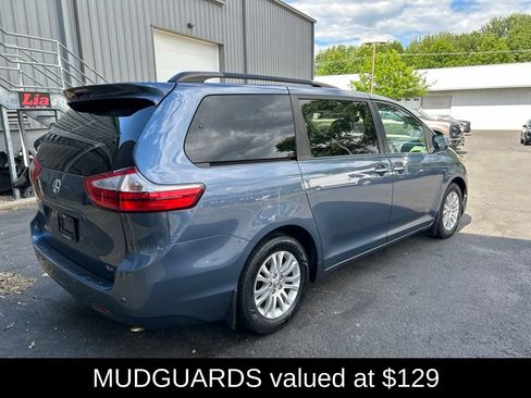 Used 2017 Toyota Sienna XLE Premium FWD image 3