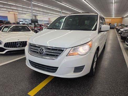 Used 2011 Volkswagen Routan SEL FWD image 2