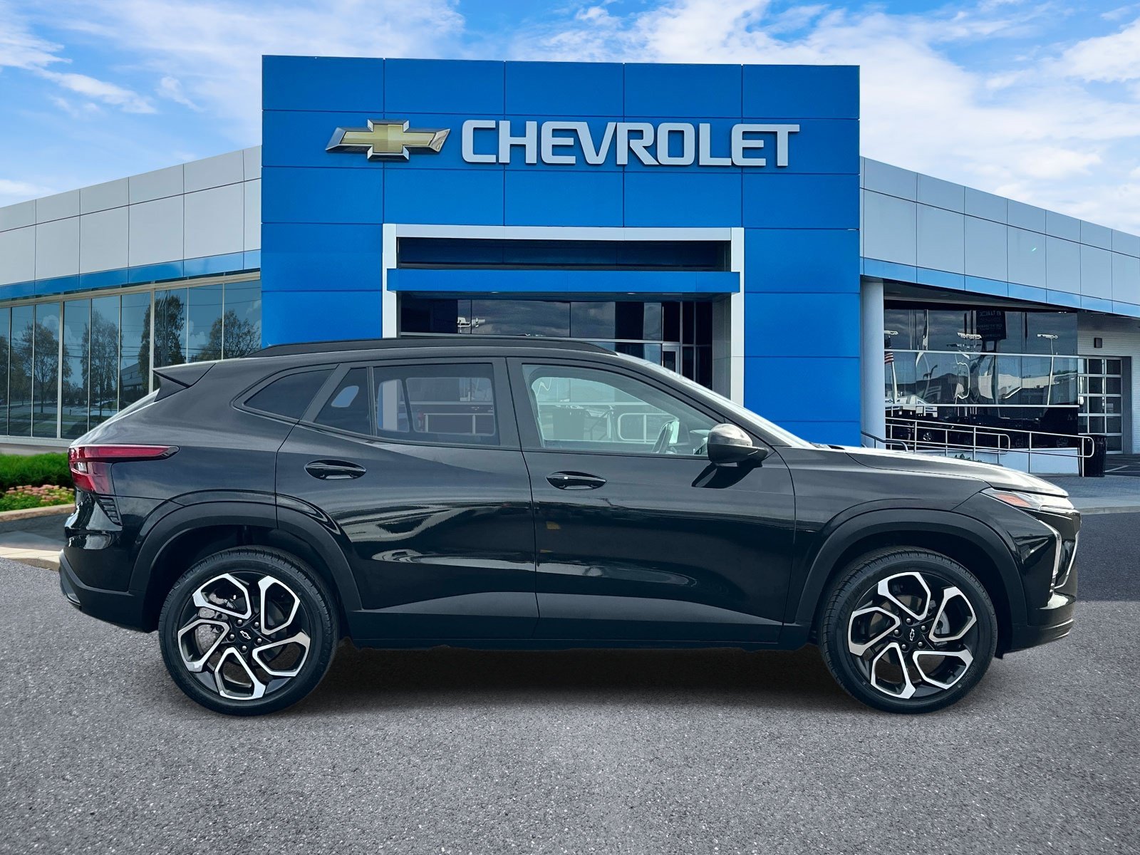 Certified 2025 Chevrolet Trax RS w/ Driver Confidence Package FWD image 2