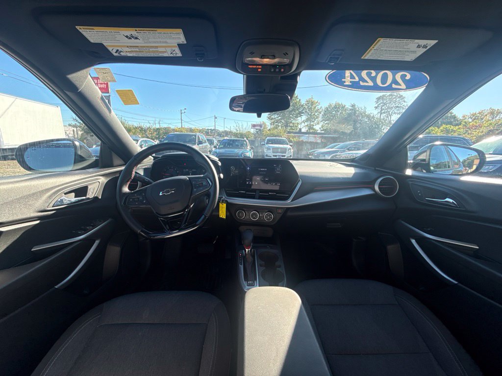 Used 2024 Chevrolet Trax RS w/ Driver Confidence Package FWD image 19