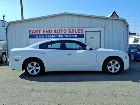 Used 2011 Dodge Charger SE image 2
