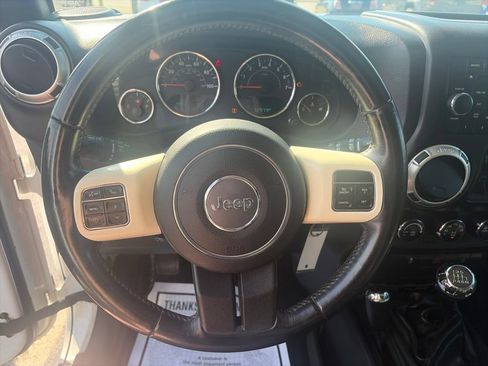 Used 2017 Jeep Wrangler Unlimited Sahara w/ Connectivity Group AWD/4WD image 15