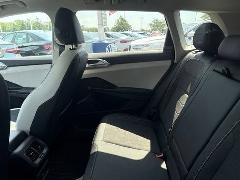 Used 2025 Volkswagen Taos SE w/ Panoramic Sunroof Package FWD image 11