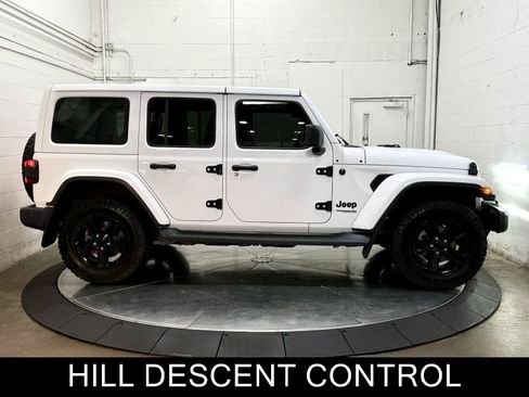 Used 2019 Jeep Wrangler Unlimited Sahara w/ Uconnect 4C Nav & Sound Group AWD/4WD image 9