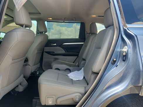 Used 2017 Toyota Highlander XLE FWD image 9