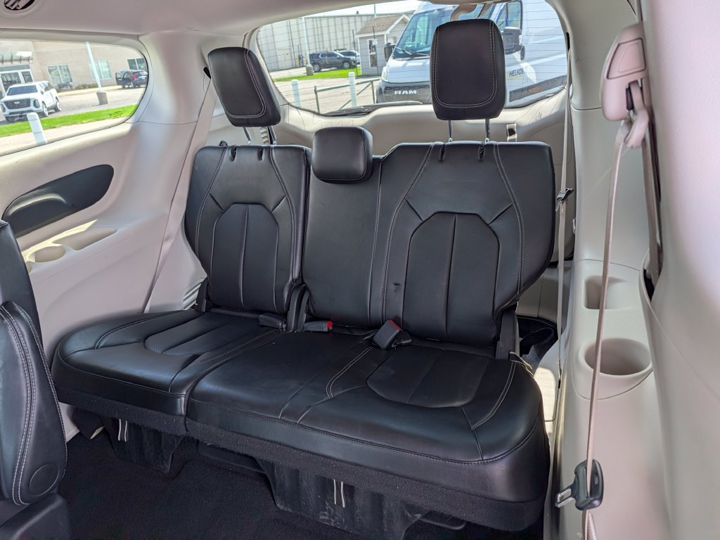 Used 2024 Chrysler Pacifica Touring-L FWD image 16