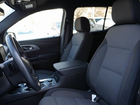 Used 2023 Chevrolet Traverse LT image 9