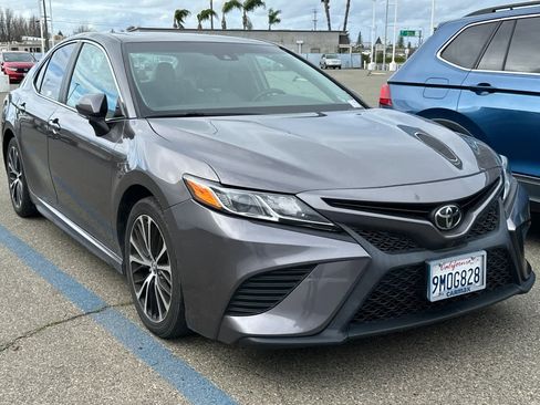 Used 2019 Toyota Camry SE image 3