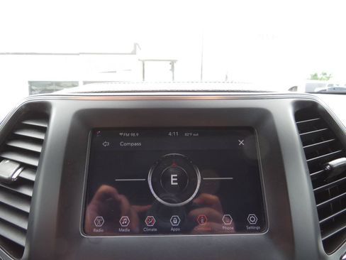 Used 2020 Jeep Cherokee Latitude Plus FWD image 18