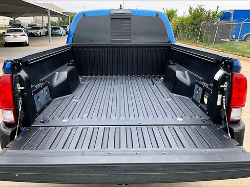 Used 2017 Toyota Tacoma TRD Sport w/ Tow Package RWD image 30
