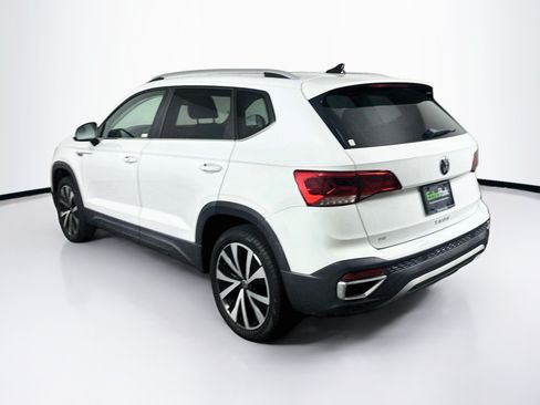 Used 2022 Volkswagen Taos SE w/ Panoramic Sunroof Package FWD image 5