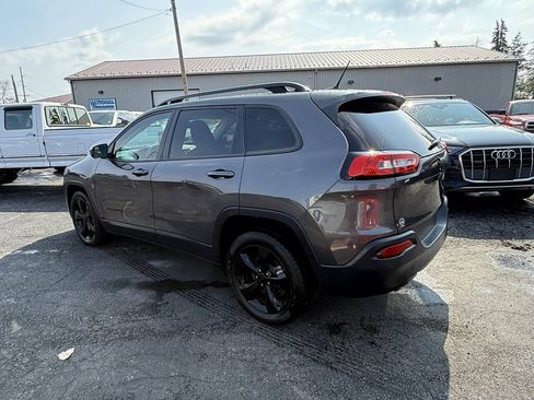 Used 2018 Jeep Cherokee Latitude w/ Altitude Package FWD image 3