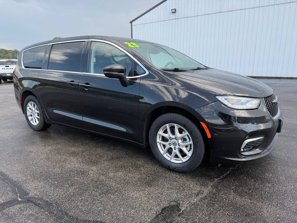 Used 2023 Chrysler Pacifica Touring-L FWD image 3