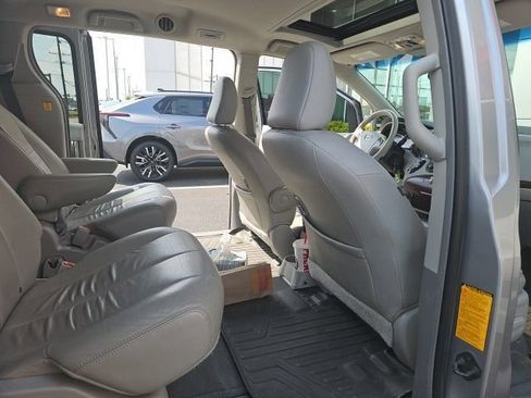 Used 2013 Toyota Sienna XLE FWD image 12