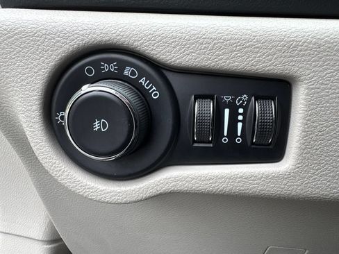 Used 2023 Chrysler Pacifica Touring-L FWD image 20