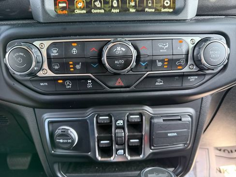 Used 2022 Jeep Wrangler Unlimited Sahara AWD/4WD image 33