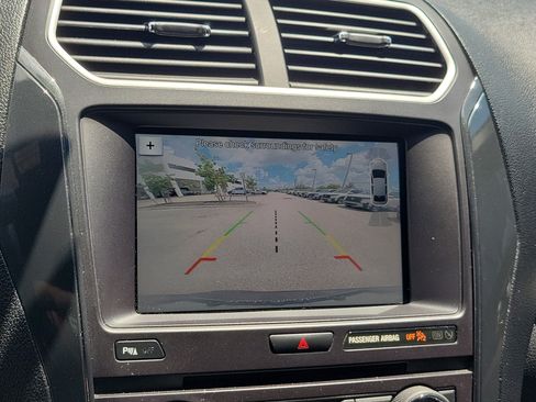 Used 2017 Ford Explorer XLT w/ Equipment Group 202A FWD image 28