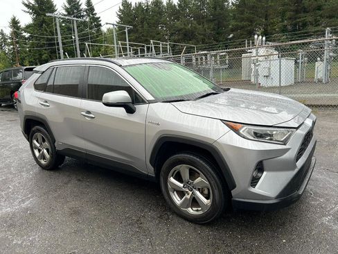 Used 2021 Toyota RAV4 XLE Premium image 3
