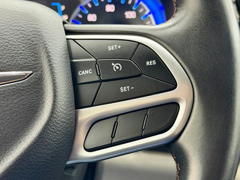 Used 2017 Chrysler Pacifica Touring-L w/ Tire & Wheel Group image 18