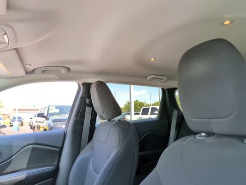 Used 2019 Jeep Cherokee Latitude w/ Cold Weather Group AWD/4WD image 29