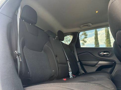 Used 2019 Jeep Cherokee Latitude w/ Popular Appearance Group image 18