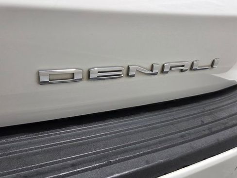 Used 2024 GMC Yukon XL Denali RWD image 11