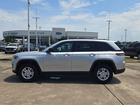 Used 2025 Jeep Grand Cherokee Laredo RWD image 9