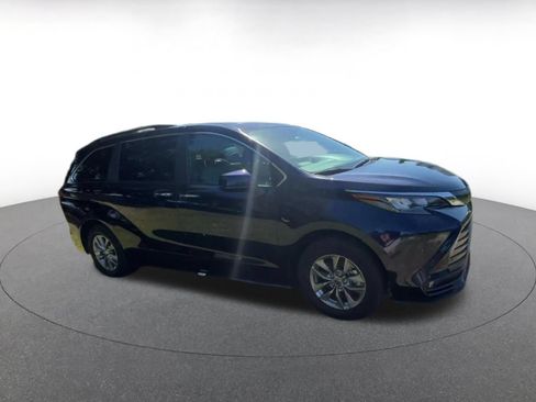 Used 2025 Toyota Sienna XLE FWD image 2