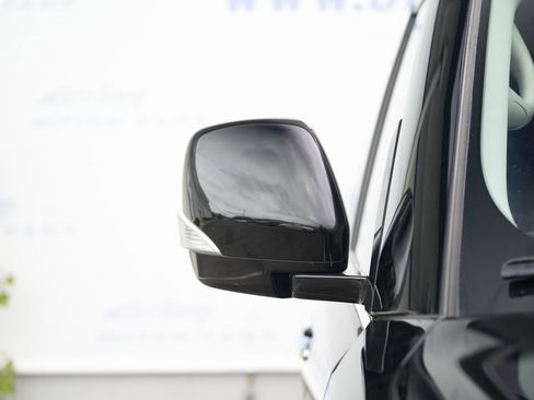 Used 2021 Nissan Armada SV w/ SV Appearance Package image 9