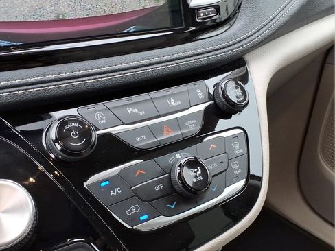 Used 2021 Chrysler Pacifica Touring-L FWD image 11