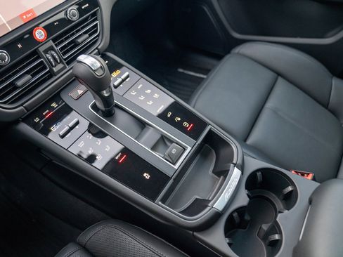 New 2026 Porsche Macan image 22