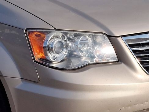 Used 2012 Chrysler Town & Country Limited w/ Luxury Group image 17