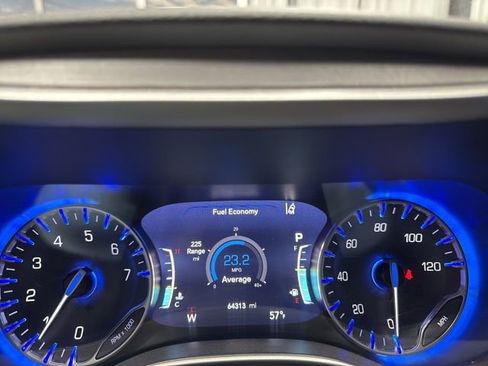 Used 2024 Chrysler Pacifica Touring-L image 6