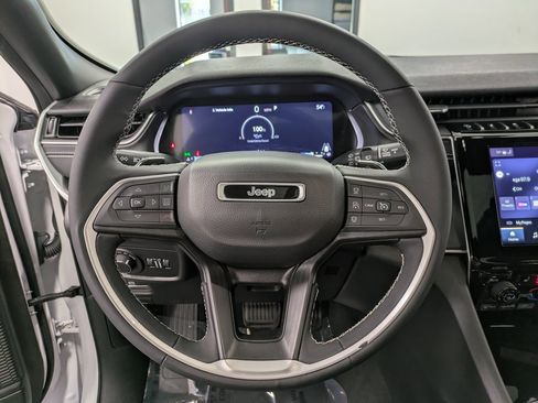 Used 2023 Jeep Grand Cherokee Altitude image 19