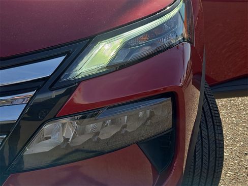 Used 2025 Nissan Rogue S image 30