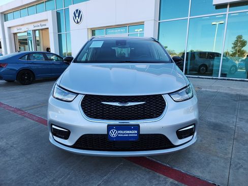 Used 2024 Chrysler Pacifica Select image 2