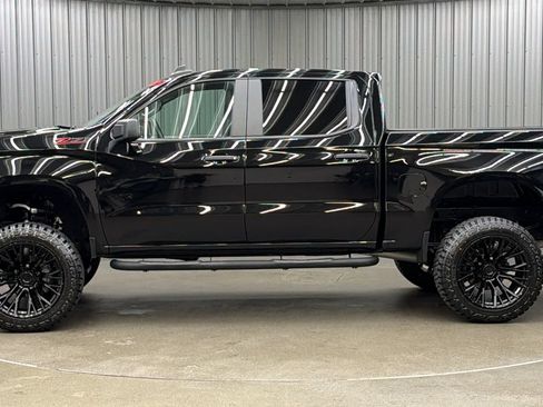 Used 2021 Chevrolet Silverado 1500 Custom Trail Boss w/ Midnight Edition AWD/4WD image 2