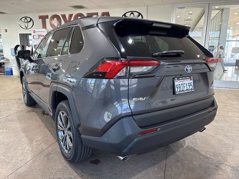 Used 2022 Toyota RAV4 XLE Premium AWD/4WD image 8